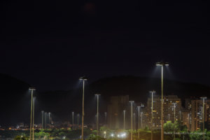 Postes do aterro do flamengo, a noite.